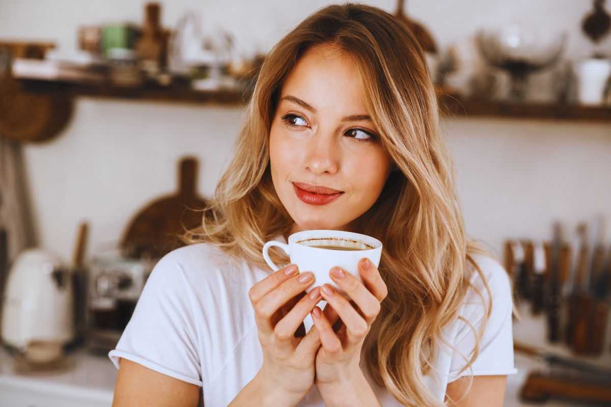 Ragazza che beve caffè