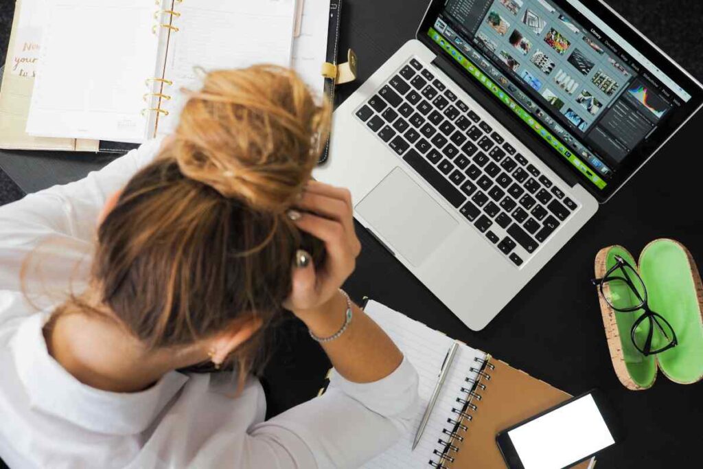 Ragazza che lavora al computer